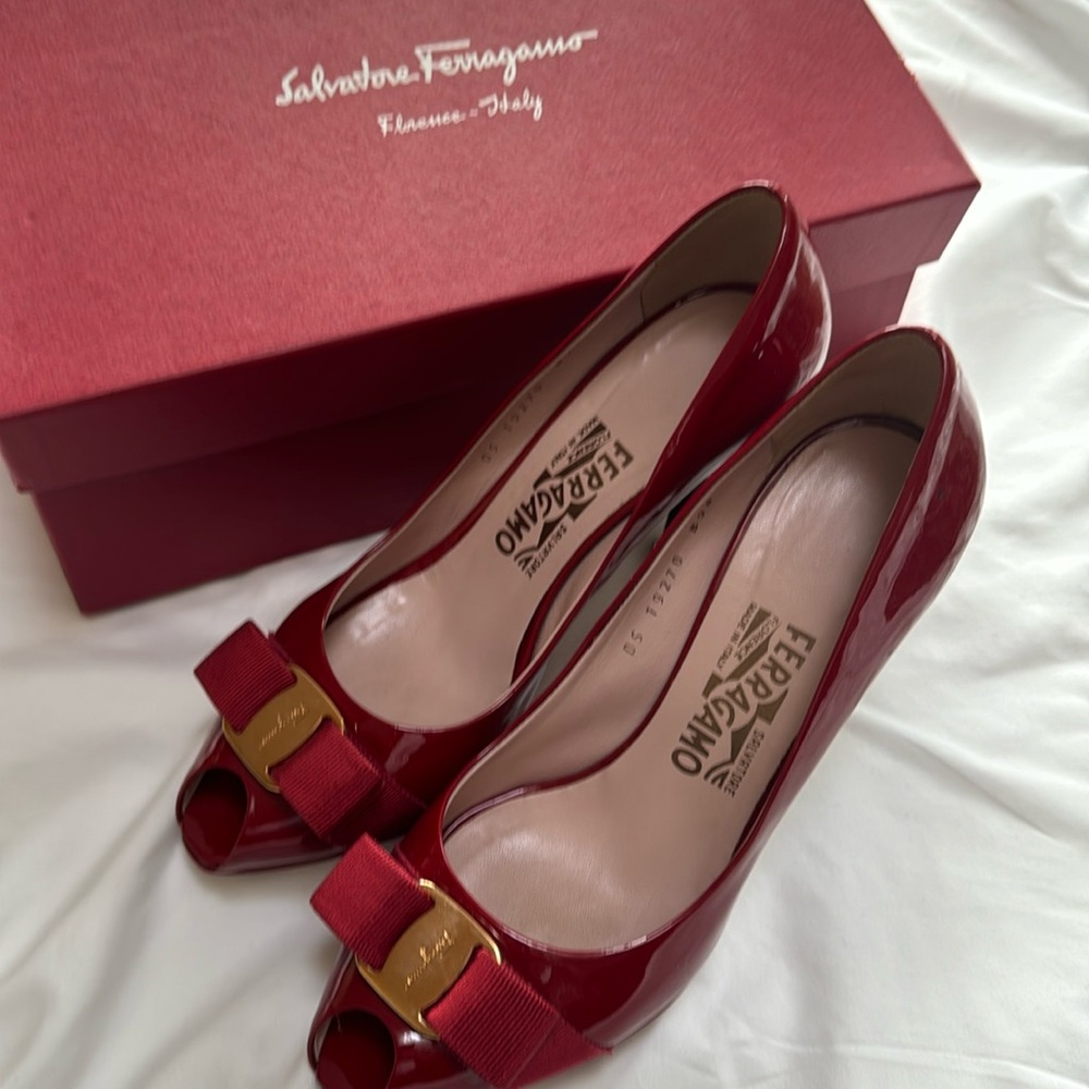 Salvatore Ferragamo Red Patent Leather Vara Bow Peep Toe Pumps high heels 7.5